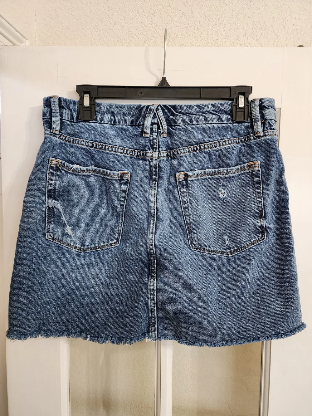 Good American Distressed Denim Mini Skirt Raw Hem Slit Size 10/30